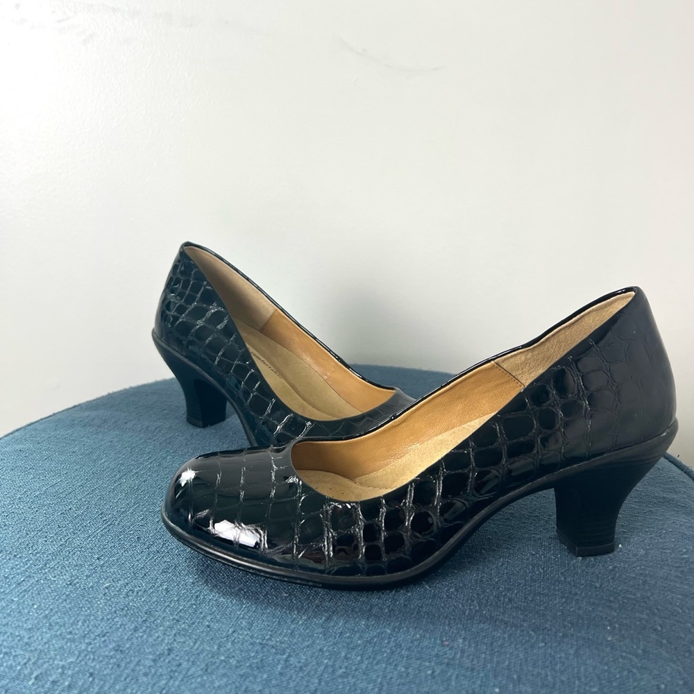 Softspots Black Crocodile Embossed Patent Leather Pumps / Heels / Comfort Shoes
